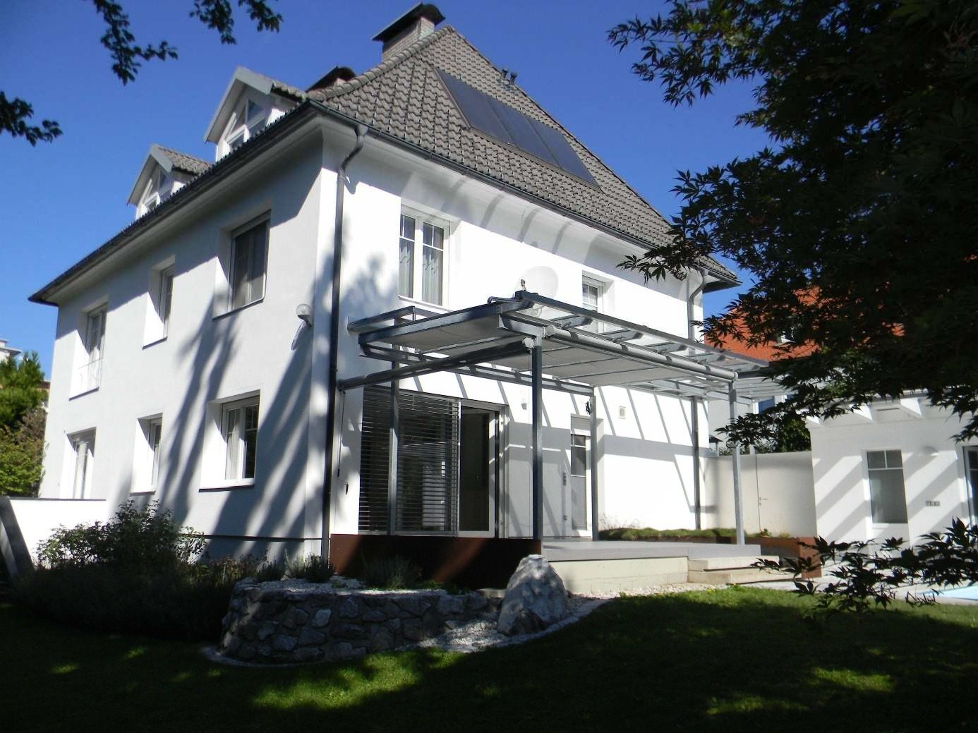 Außenansicht mit Terrasse