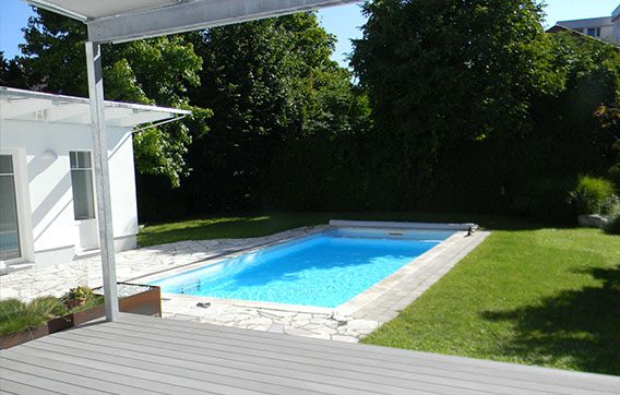 Blick von der Terrasse auf den Pool