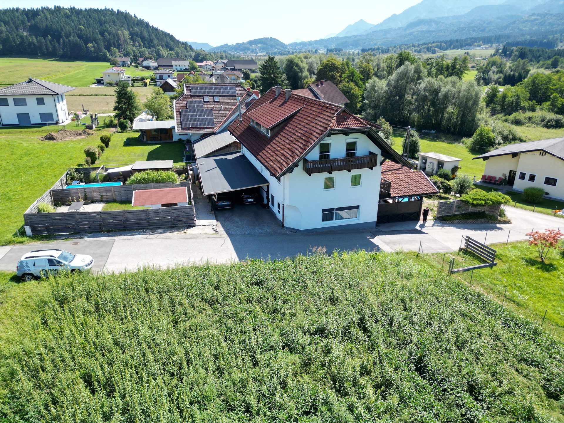 Luftaufnahme mit Bergpanorama