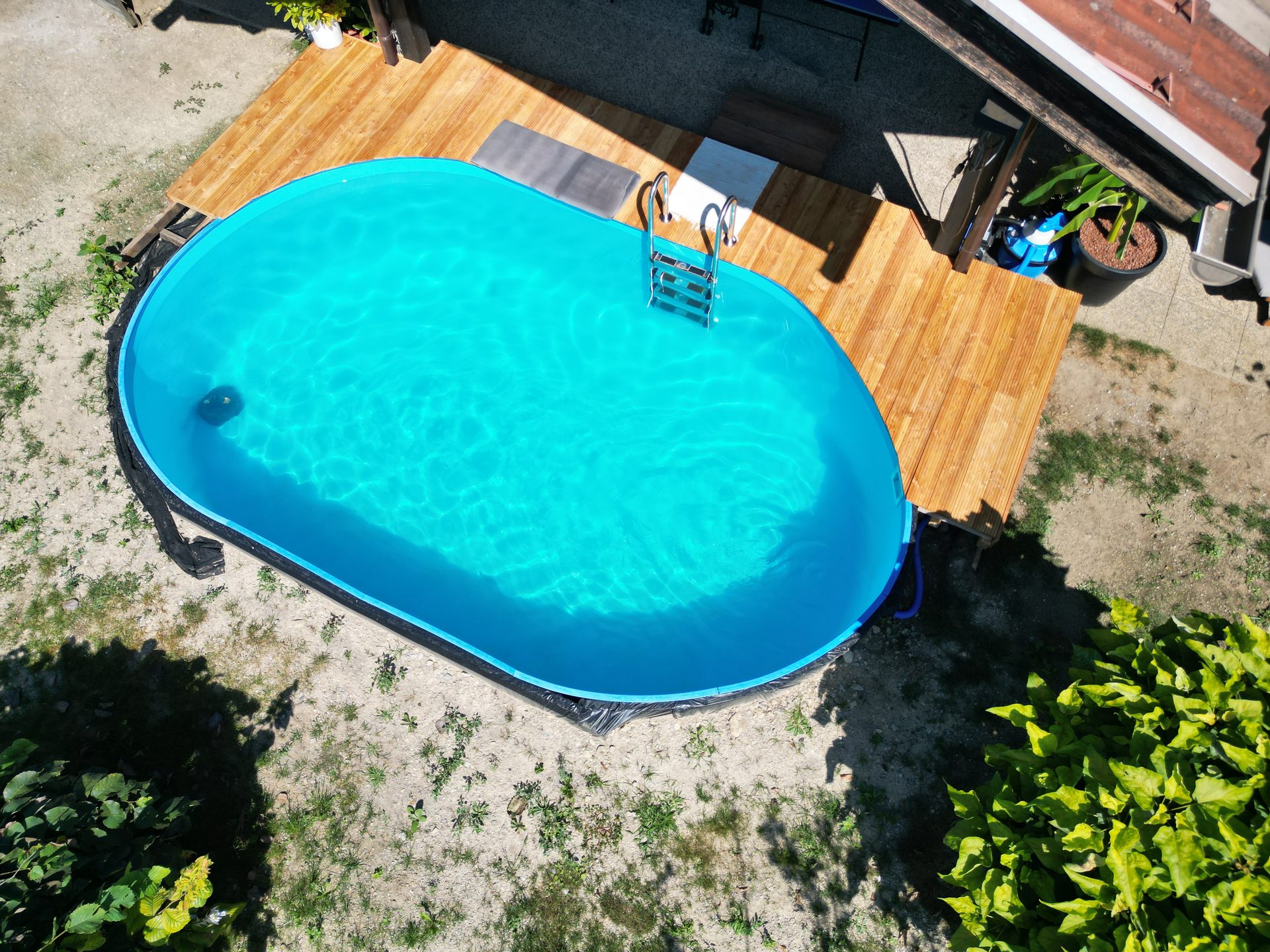Pool mit Holzdeck