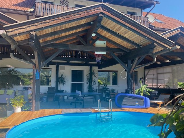Überdachte Terrasse mit Pool