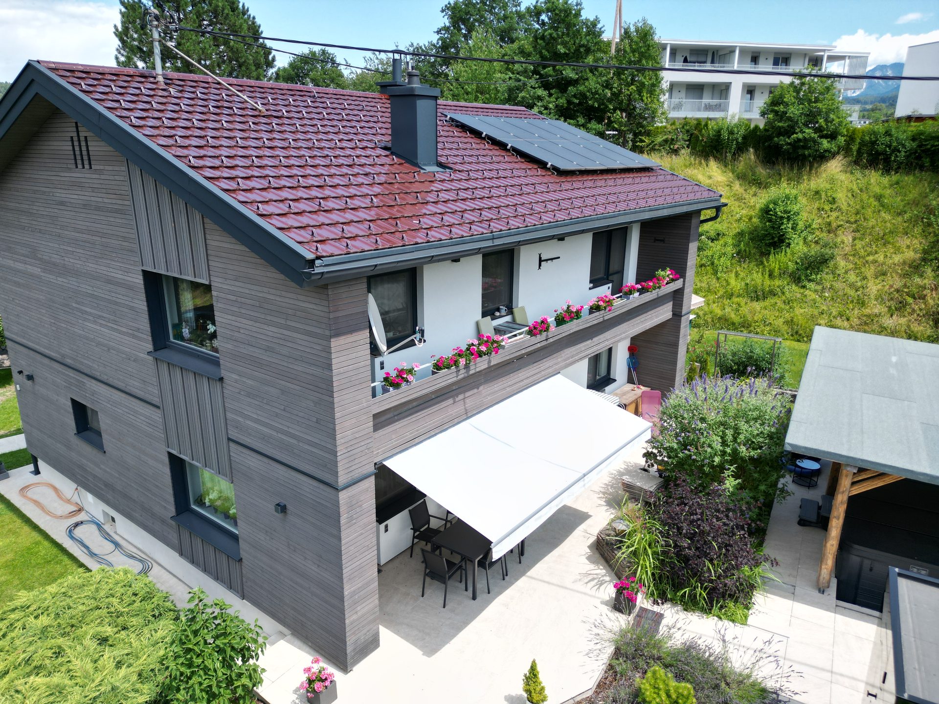 Haupthaus mit Terrasse und Photovoltaik