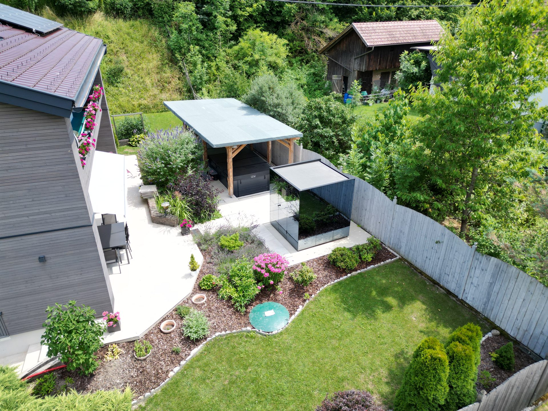 Garten mit Whirlpool und Außensauna