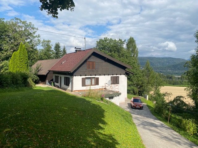 Landhaus in Hanglage mit Blick ins Tal