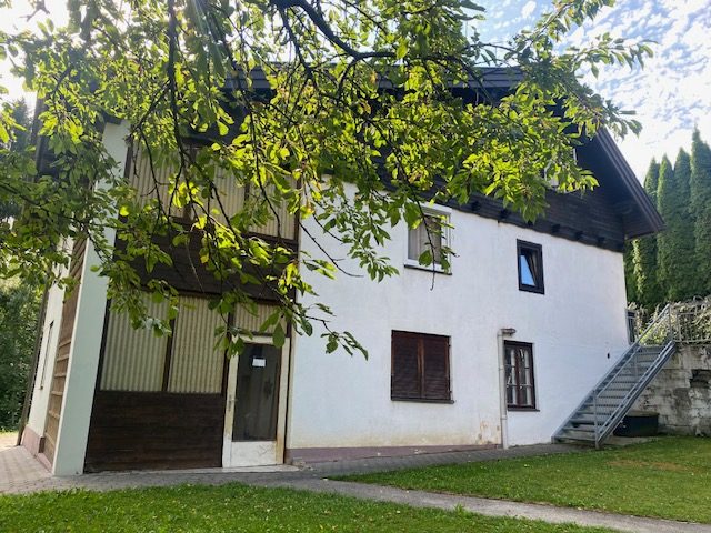 Hausansicht mit Garten