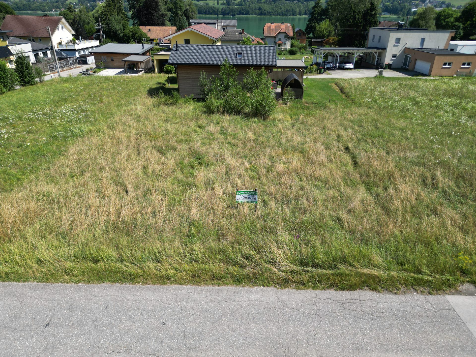 Blick über das Grundstück Richtung See