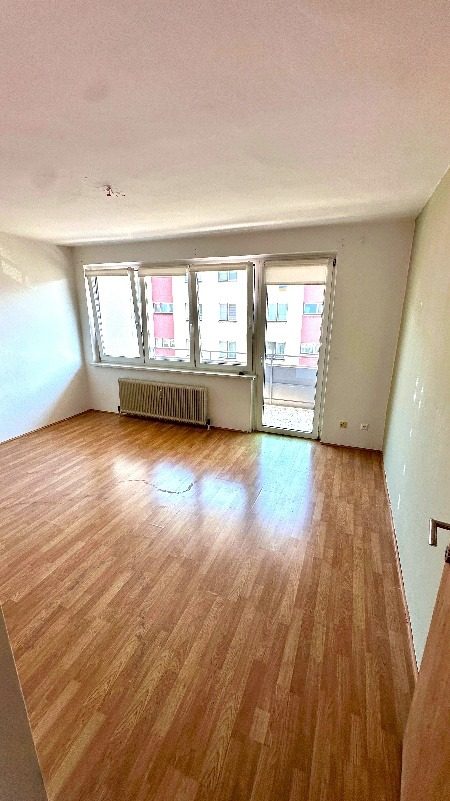 Wohnzimmer mit Balkonzugang