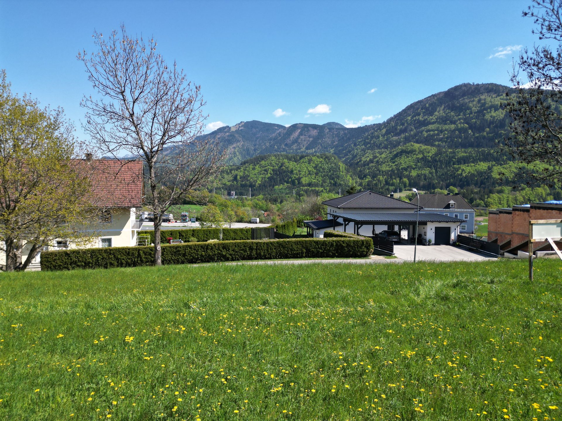 Blick über das Grundstück ins Tal