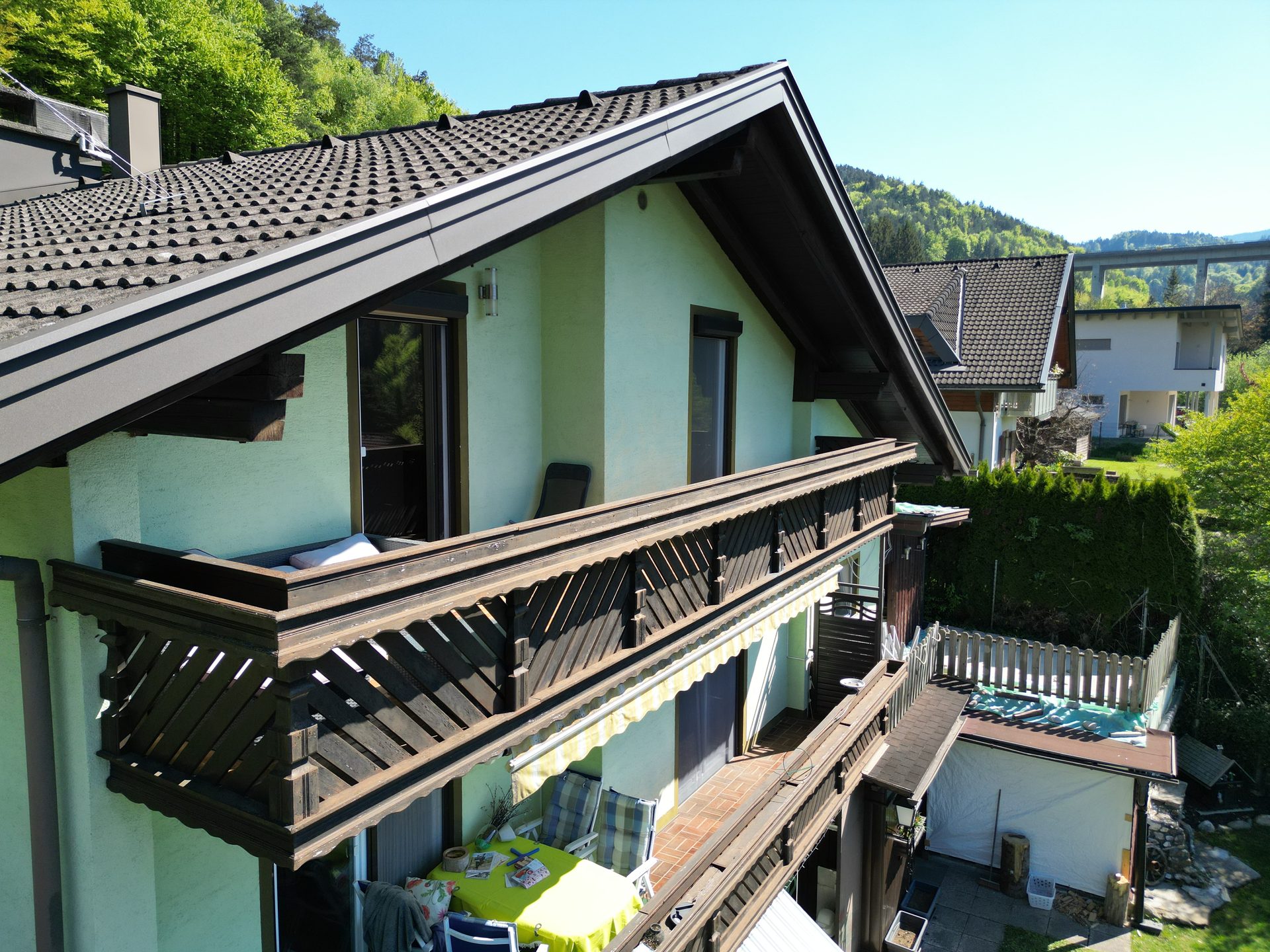 Hausansicht mit Balkon