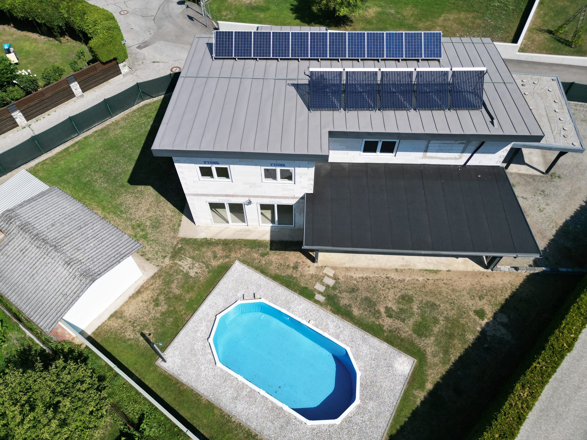 Luftaufnahme mit Pool und PV-Anlage