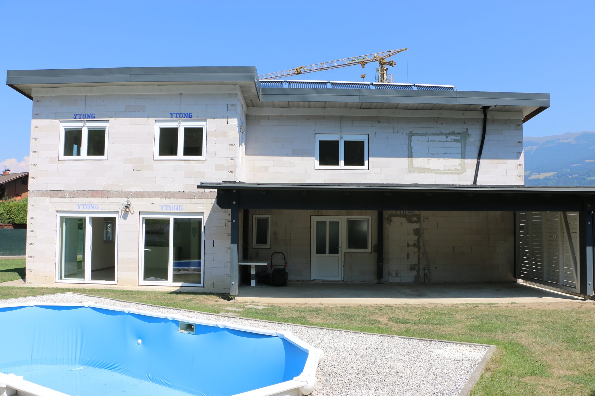 Rückansicht mit überdachter Terrasse