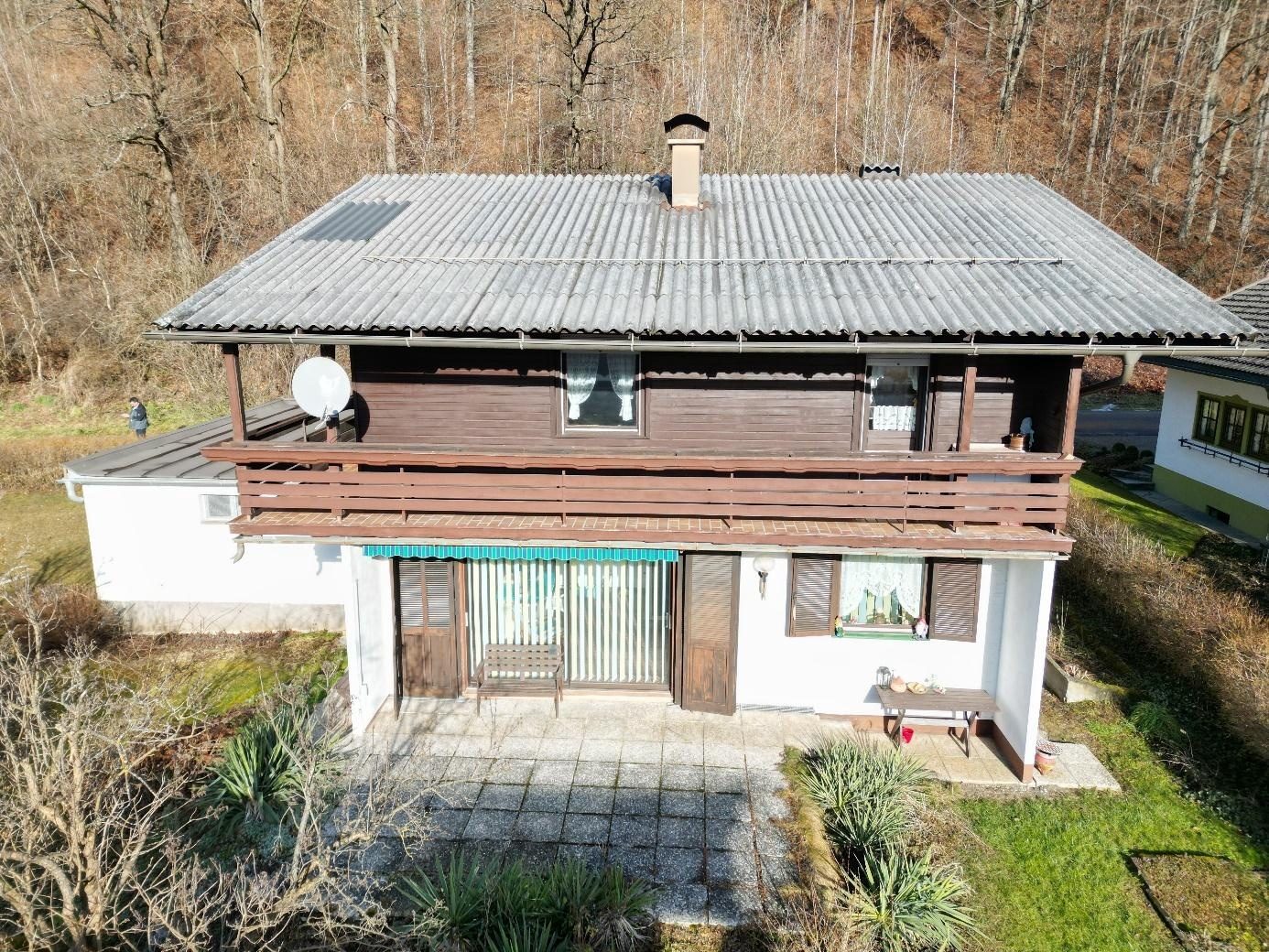 Hausansicht mit Terrasse