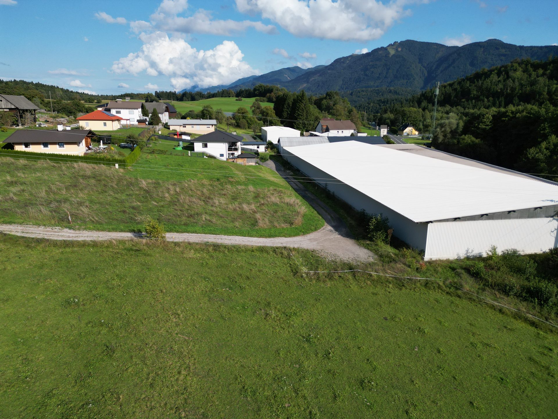 Blick über das Grundstück zum Ort