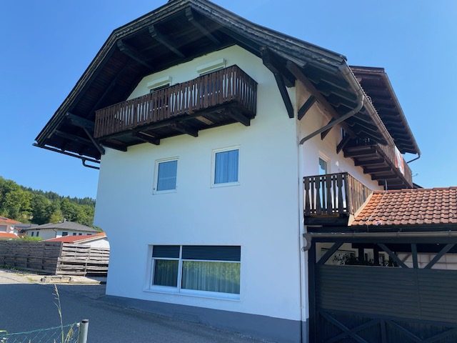 Hausansicht mit Balkon