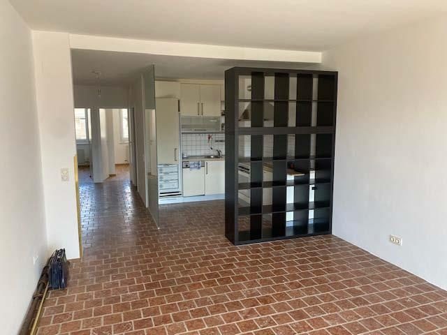 Wohnzimmer mit offener Küche